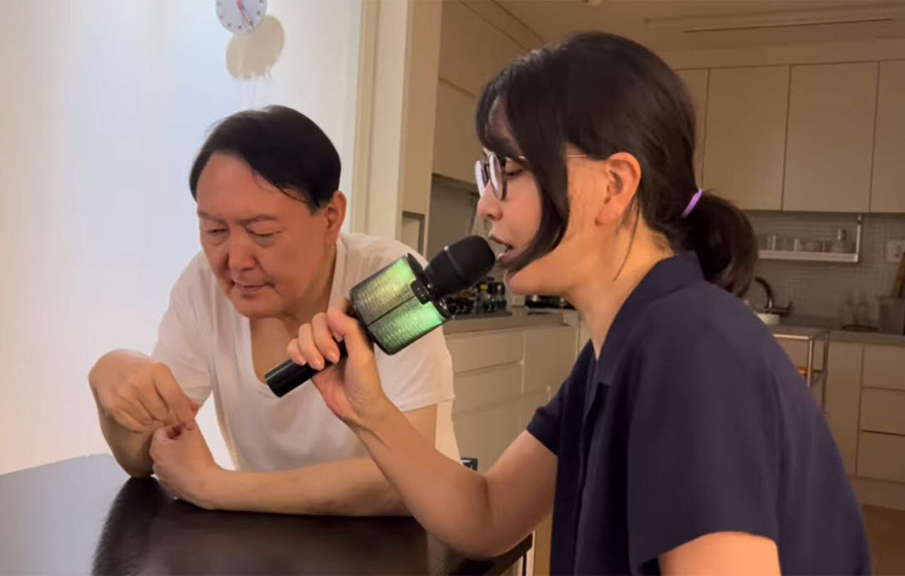 김건희 여사가 윤석열 전 대통령 왼편에 앉아 노래하고 있다. (사진=정지원 전 대통령실 행정관 SNS)