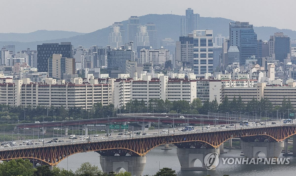 서울 응봉산에서 바라온 강남구 압구정동·청담동 일대 아파트. (사진=연합뉴스)