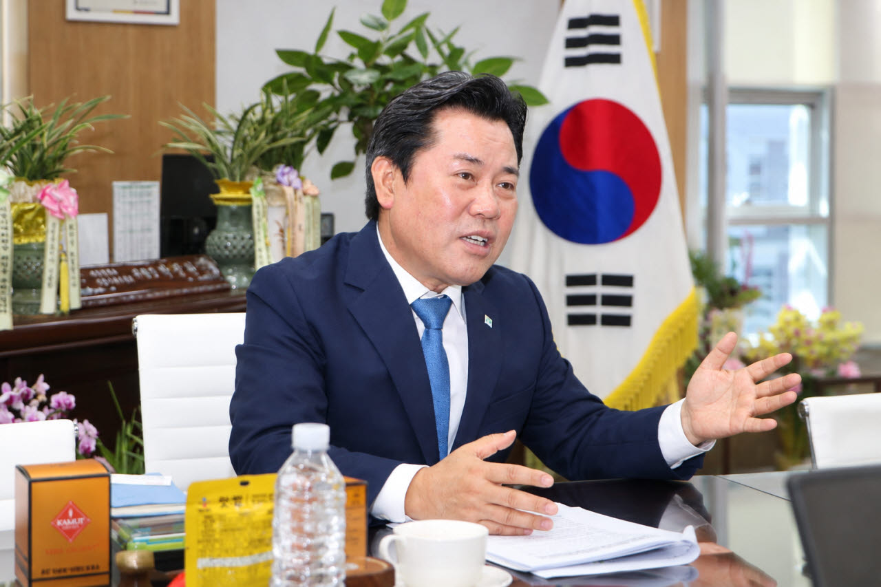 박정현 지방시대위원회 위원장이 27일 세종 집무실에서 이데일리와 인터뷰를 하고 있다.(사진=지방시대위원회)