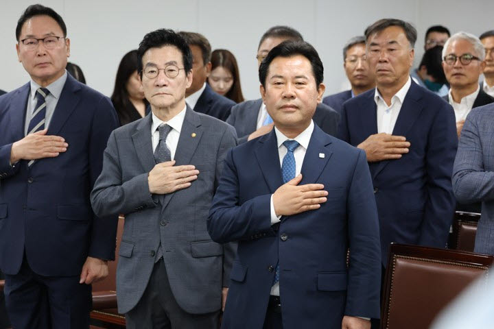 박정현(앞줄 오른쪽) 대통령 직속 지방시대위원회 위원장이 지난 12일 세종시 지방시대위원회에서 열린 취임식에서 국기에 대한 경례를 하고 있다. (사진= 연합뉴스)