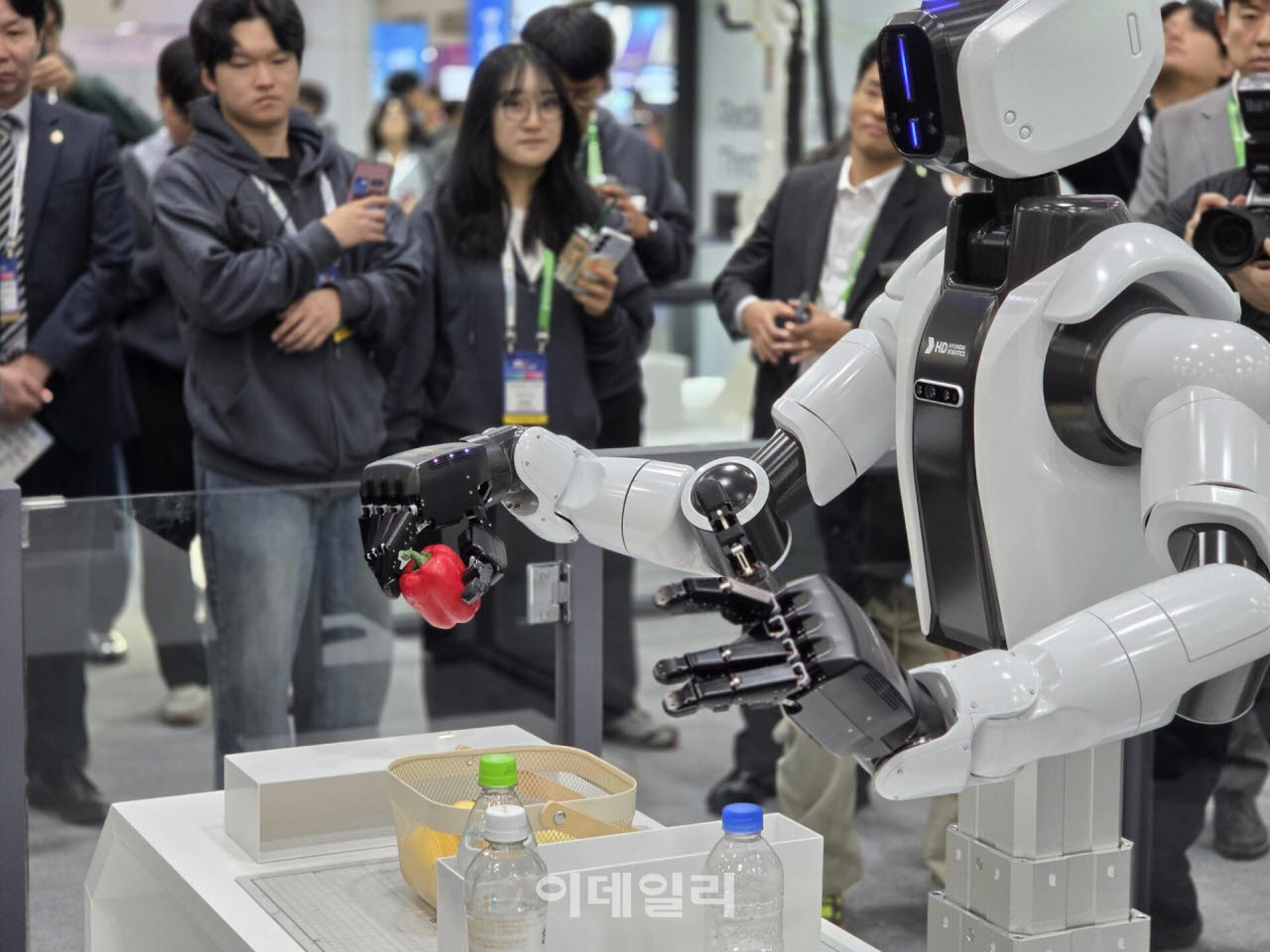 21일 대구 엑스코에서 개막한 ‘ROBEX 2026’ HD현대로보틱스 부스에서 에이딘로보틱스의 촉각 센싱 기술이 적용된 로봇핸드가 물체를 집고 있다. (사진=에이딘로보틱스)