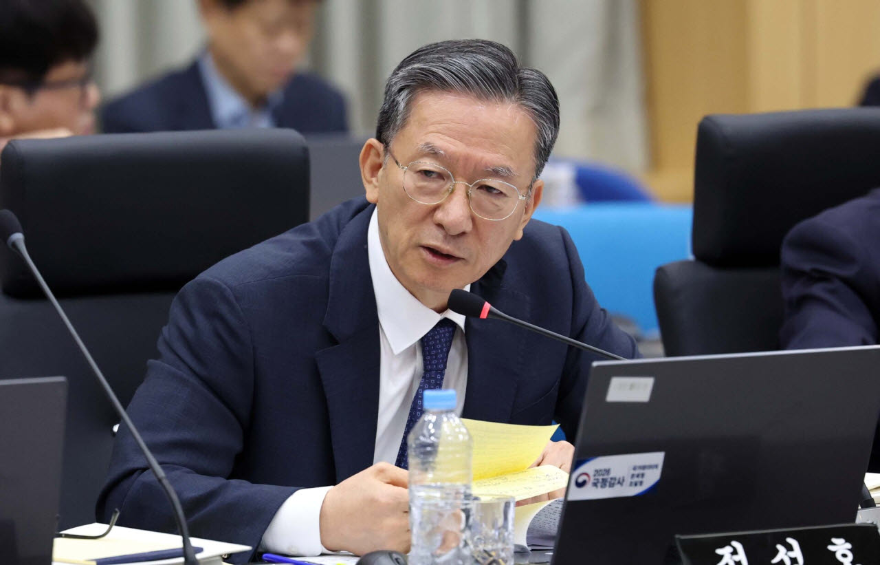 지난 15일 정부대전청사에서 열린 국회 재정경제기획위원회의 국가데이터처, 관세청, 조달청에 대한 국정감사에서 정성호 더불어민주당 의원이 관세청의 마약 수사 대응 상황을 묻고 있다. (사진=연합뉴스)