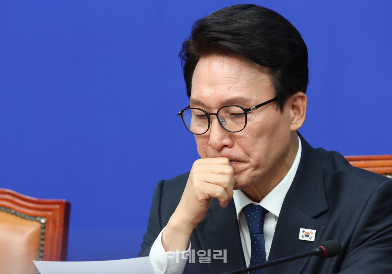 김민석 더불어민주당 대표가 28일 서울 여의도 국회에서 열린 최고위원회의에서 회의 자료를 살펴보고 있다. (사진=노진환 기자)