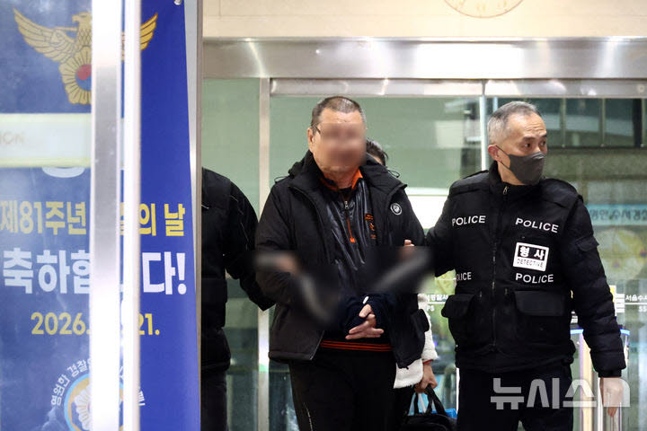 지난 20일 서울 강남구 역삼동 건물 2곳에 불을 질러 총 19명을 다치게 한 70대 남성 피의자 이모씨가 29일 서울 수서경찰서에서 서울중앙지방공소청으로 구속 송치되고 있다. (사진=뉴시스)