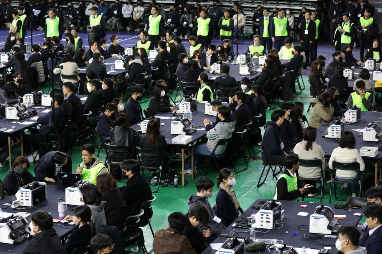 28일 서울 송파구 올림픽공원 핸드볼경기장에서 이태한 선거관리위원회 특별검사팀 관계자, 사무원, 참관단이 6·3 지방선거 투표용지 공개검증을 준비하고 있다.(사진=공동취재단)