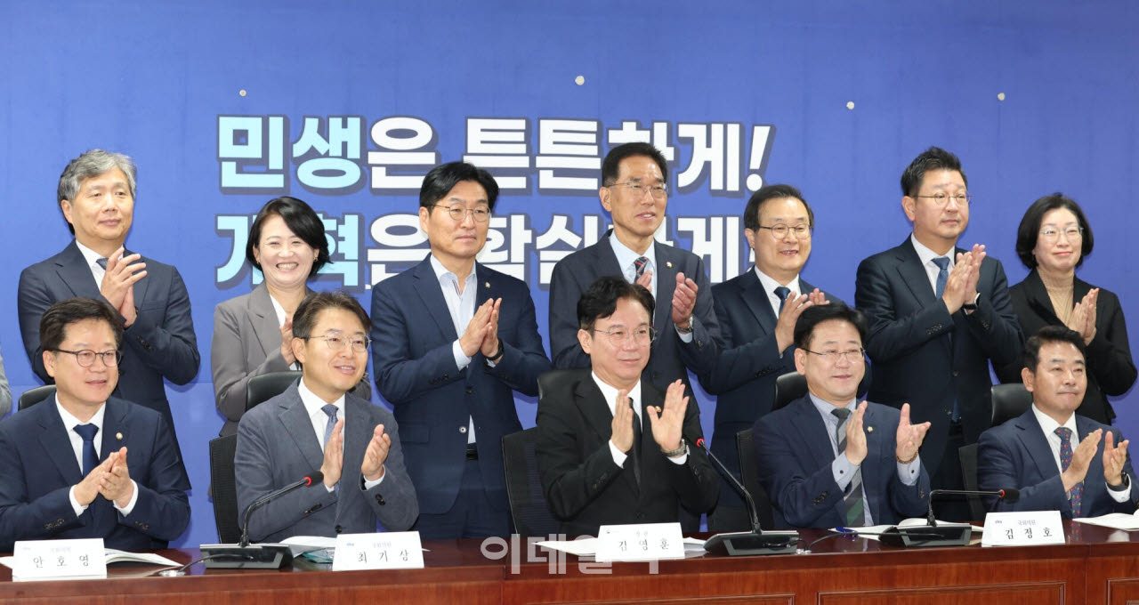 김영훈(앞줄 가운데) 고용노동부 장관과 김정호(앞줄 오른쪽 두번째) 국회 기후에너지환경노동위원장 및 참석자들이 29일 서울 여의도 국회 의원회관에서 열린 고용노동부와 국회 기후에너지환경노동위원회 간 당정협의회에서 기념촬영을 하고 있다.(사진=노진환 기자)