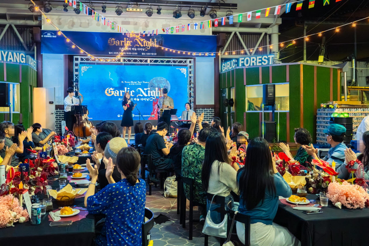 지난해 단양구경시장에서 열린 '드라큘라 갈릭 나이트'(사진=한국관광공사)