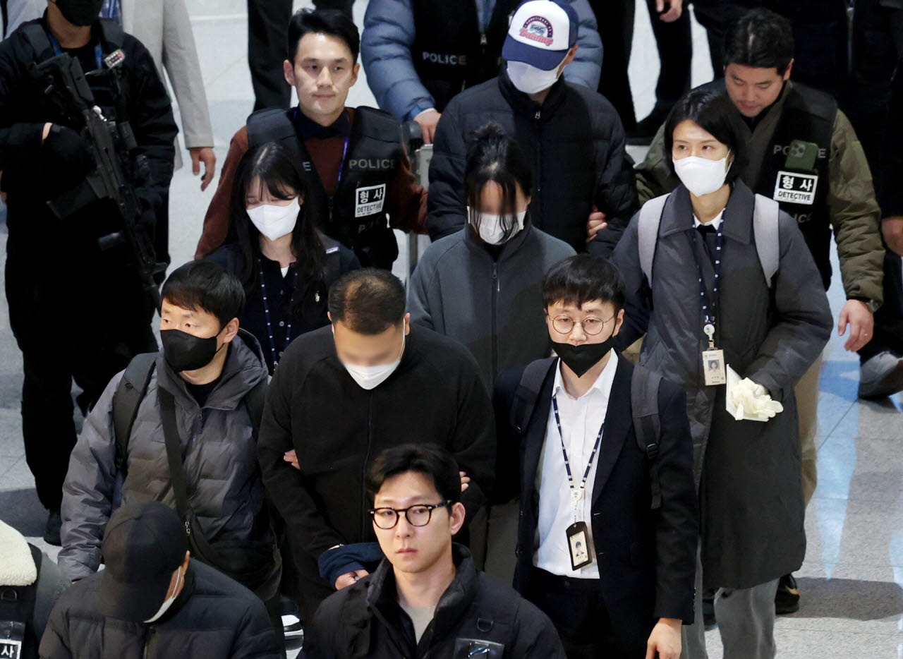 캄보디아에서 연애를 빙자한 사기 일명 '로맨스스캠'으로 120억원을 가로챈 한국인 총책 부부가 지난 1월 23일 오전 인천국제공항 제2터미널을 통해 한국 국적 캄보디아 스캠조직 피의자들과 강제 송환되고 있다. (사진=뉴시스)