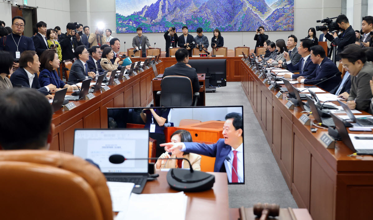21일 국회에서 열린 운영위원회 전체회의에서 여야 위원들이 국정감사 증인 채택을 두고 언쟁을 벌이고 있다.(사진=연합뉴스)