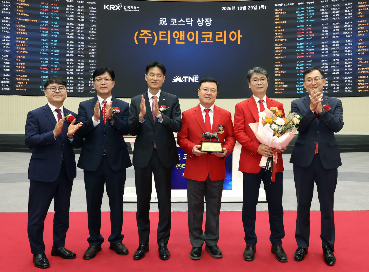 상장기념패 전달 후 기념촬영. (왼쪽부터) 이종민 한국IR협의회 상무, 안승근 코스닥협회 부회장, 민경욱 한국거래소 코스닥시장본부장, 박기철 티앤이코리아 대표이사, 김경수 티앤이코리아 부사장, 정근수 신한투자증권 CIB 총괄사장. (사진=한국거래소)