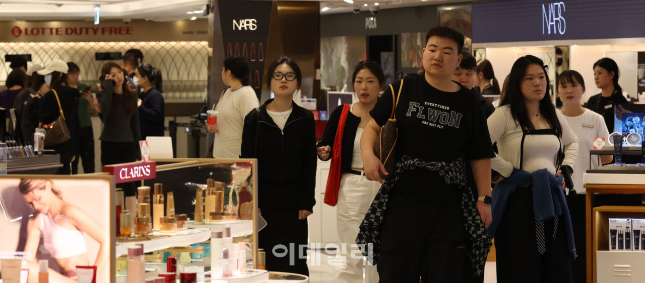 [이데일리 이영훈 기자] 중국 국경절 황금연휴에 해외여행 수요가 급증한 가운데 6일 서울시내 한 면세점에 관광객들로 북적이고 있다.  문화체육관광부에 따르면 올해 1~8월 방한 외국인은 1505만명으로 전년 동기보다 21.6% 늘었다. 같은 기간 외국인의 관광 분야 카드 소비액은 14조 180억원으로 48.5% 증가했다. 인천공항출입국·외국인청은 지난달 30일부터 오는 3일까지 인천공항으로 입국하는 외국인이 19만 8000~22만명에 이를 것으로 내다봤다.