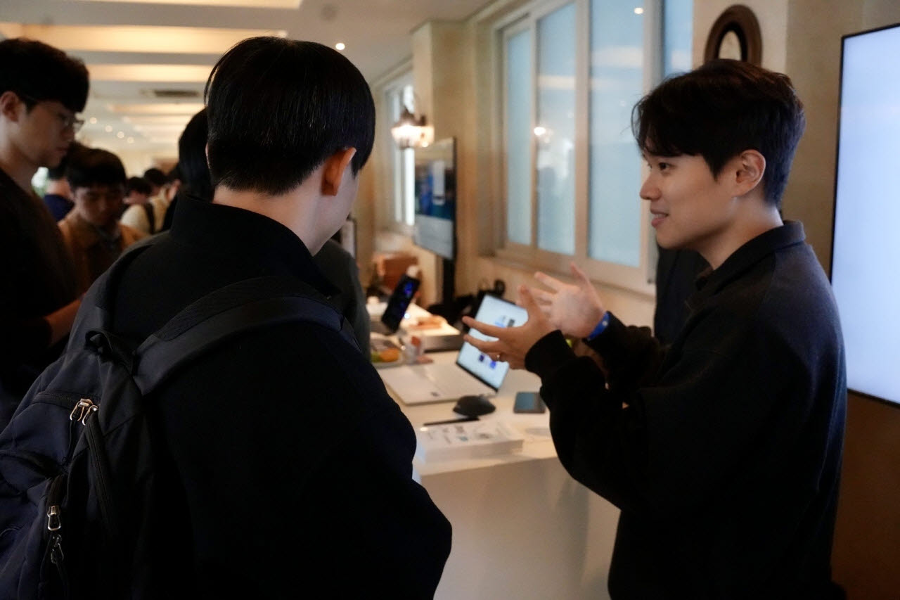 미리캔버스 관계자가 ‘오픈AI 데브데이 익스체인지 서울’ 현장의 미리캔버스 AI 커넥터 체험존 방문객을 안내하고 있다(사진=미리캔버스)