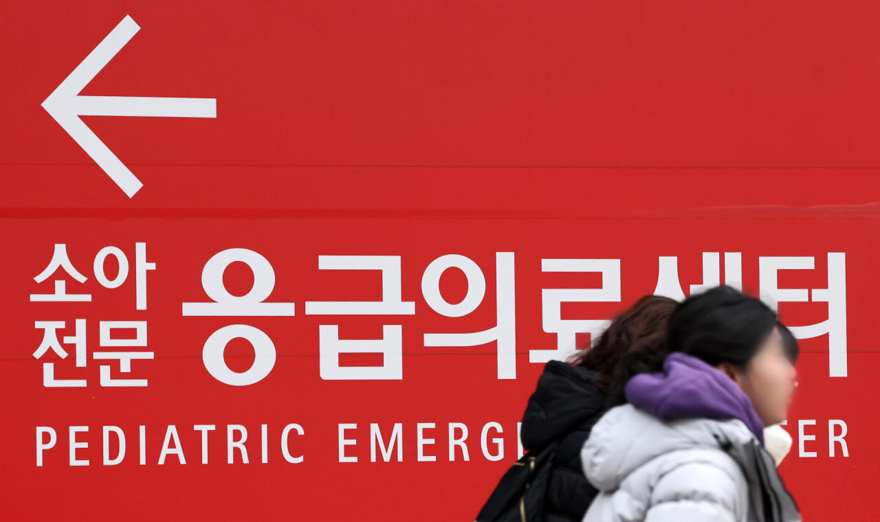 아주대병원 소아전문응급의료센터 전문의 7명이 사직 의사를 밝힌 가운데, 의협이 경찰의 응급실 압수수색을 강도 높게 비판했다. (사진=뉴스1)