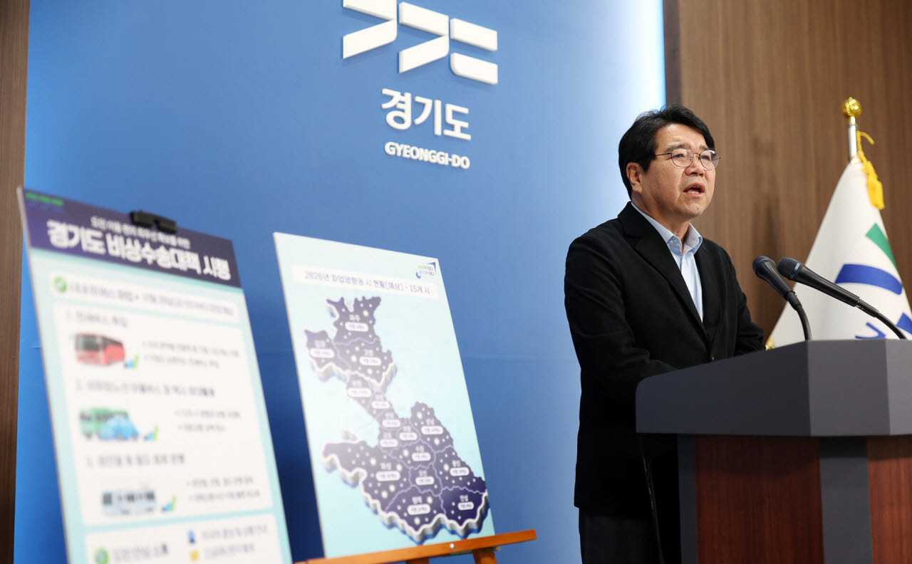 29일 오전 경기도청 브리핑룸에서 윤태완 경기도 교통국장이 버스파업 가능성 대비 비상수송대책 관련 기자회견을 하고 있다.(사진=경기도)