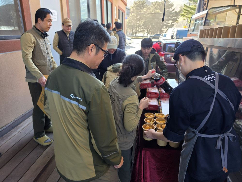 BBQ가 강원도 평창군에 위치한 오대산국립공원사무소에서 사무소와 분소 직원 30명을 대상으로 ‘찾아가는 치킨릴레이’를 진행했다.