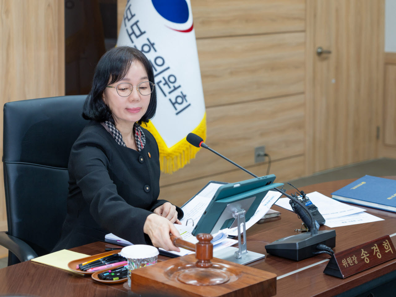 송경희 개인정보보호위원회 위원장이 정부서울청사에서 개최된 제21회 위원회 전체회의에서 의사봉을 두드리고 있다. (사진=개인정보보호위원회)
