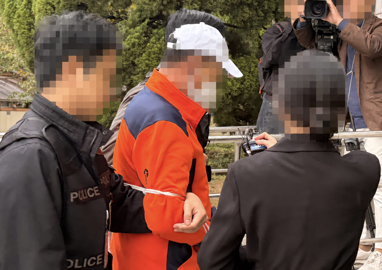 구로구 구로동에서 미라화된 사체를 유기한 혐의를 받는 60대 남성이 29일 오전 구속 전 피의자 심문을 받기 위해 서울남부지법에 출석하고 있다. (사진=이민하 기자)