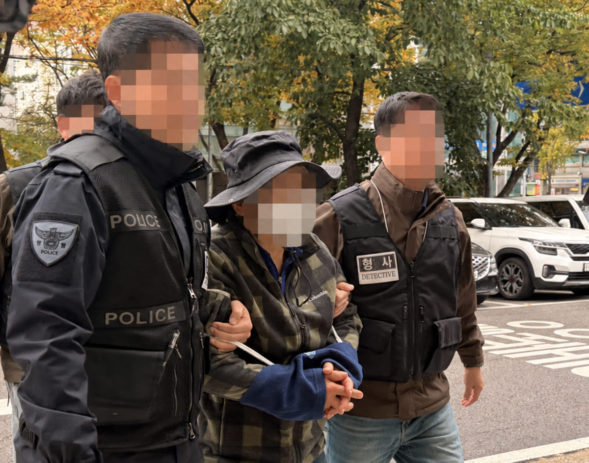 구로구 구로동에서 미라화된 사체 유기를 지시한 혐의를 받는 80대 남성이 29일 오전 구속 전 피의자 심문을 받기 위해 서울남부지법에 출석하고 있다. (사진=이민하 기자)