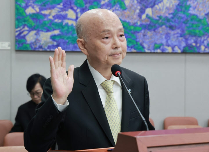 안창호 국가인권위원장이 29일 국회 운영위원회에서 열린 국가인권위원회 국정감사에서 선서하고 있다. (사진=연합뉴스)