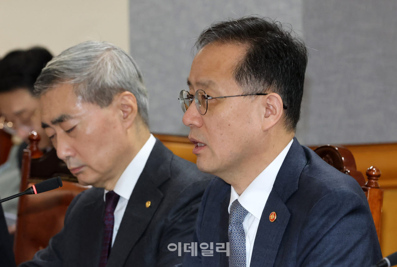 [이데일리 방인권 기자] 이형일 경제부총리 겸 재정경제부 장관이 29일 서울 중구 은행회관에서 열린 '확대거시경제금융회의'에서 모두발언을 하고 있다. 사진 왼쪽부터 신현송 한국은행 총재.