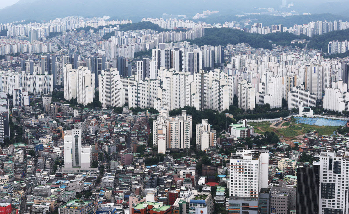 서울 영등포구 여의도 63빌딩 전망대에서 바라본 시내 곳곳에 자리 잡은 아파트 전경. (사진=연합뉴스)