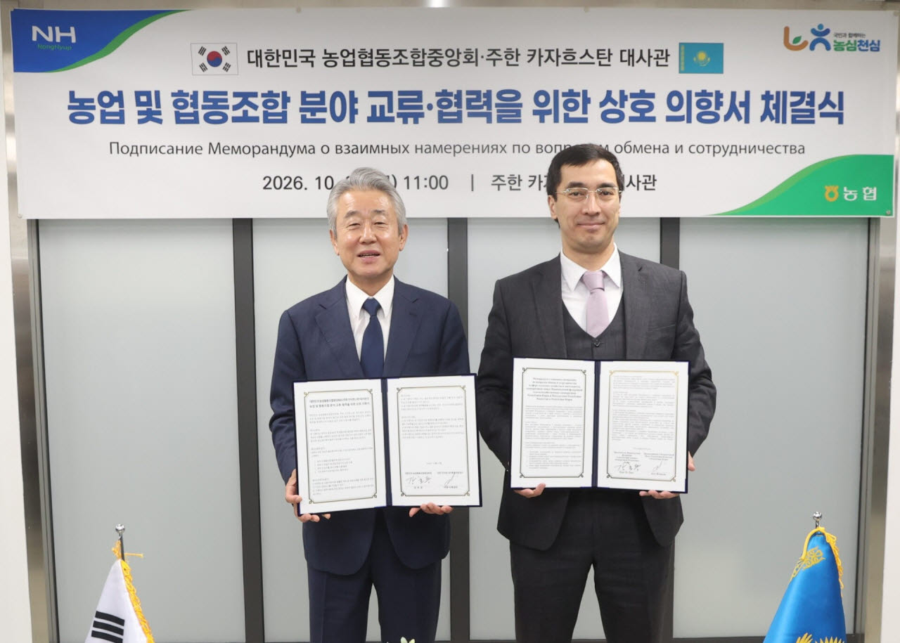 강호동 농협중앙회장(왼쪽)과 아셋 이세날리 주한 카자흐스탄 대사가 29일 서울 용산구 주한 카자흐스탄 대사관에서 농업·협동조합 분야 교류·협력 확대를 위한 협력의향서를 체결한 뒤 기념촬영을 하고 있다. (사진=농협중앙회)