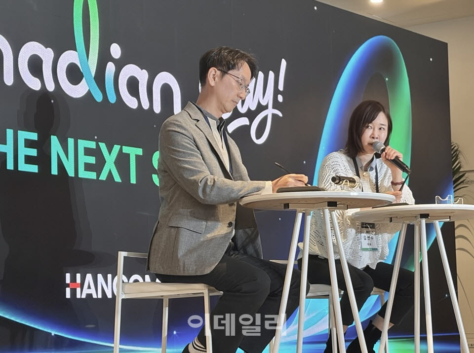 김연수 한컴 대표(오른쪽)와 정지환 최고기술책임자(CTO)가 29일 경기도 성남시 판교 한컴타워에서 열린 ‘노마디안 데이’ 기자간담회에서 취재진의 질문에 답하고 있다. (사진=신영빈 기자)