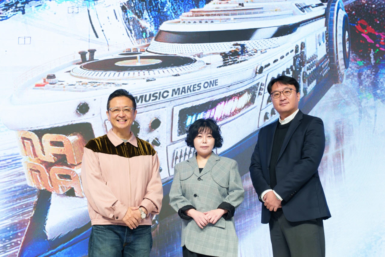 왼쪽부터 신형관 CJ ENM 음악콘텐츠사업본부장, 윤신혜 Mnet 사업부장, 박찬욱 Mnet 컨벤션사업부장(사진=CJ ENM)