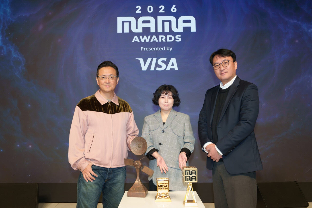 왼쪽부터 신형관 CJ ENM 음악콘텐츠사업본부장, 윤신혜 Mnet 사업부장, 박찬욱 Mnet 컨벤션사업부장(사진=CJ ENM)