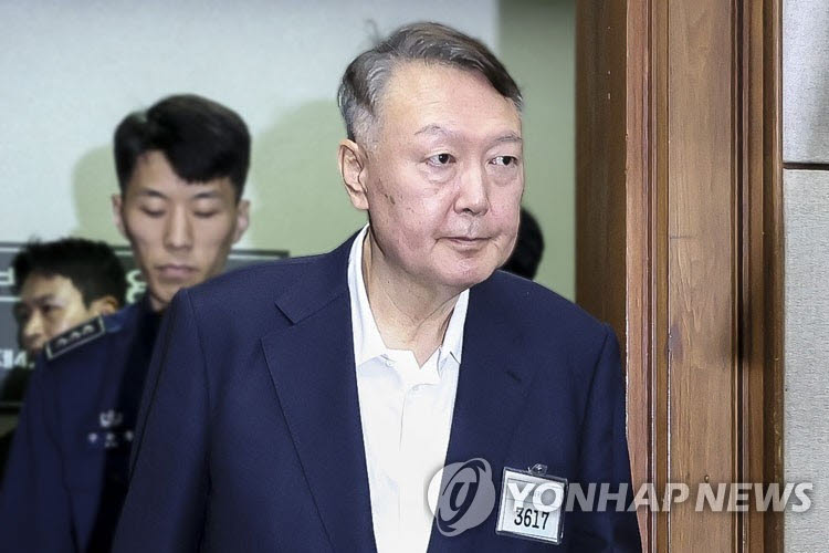 법정 들어서는 윤석열 전 대통령(사진=연합뉴스)