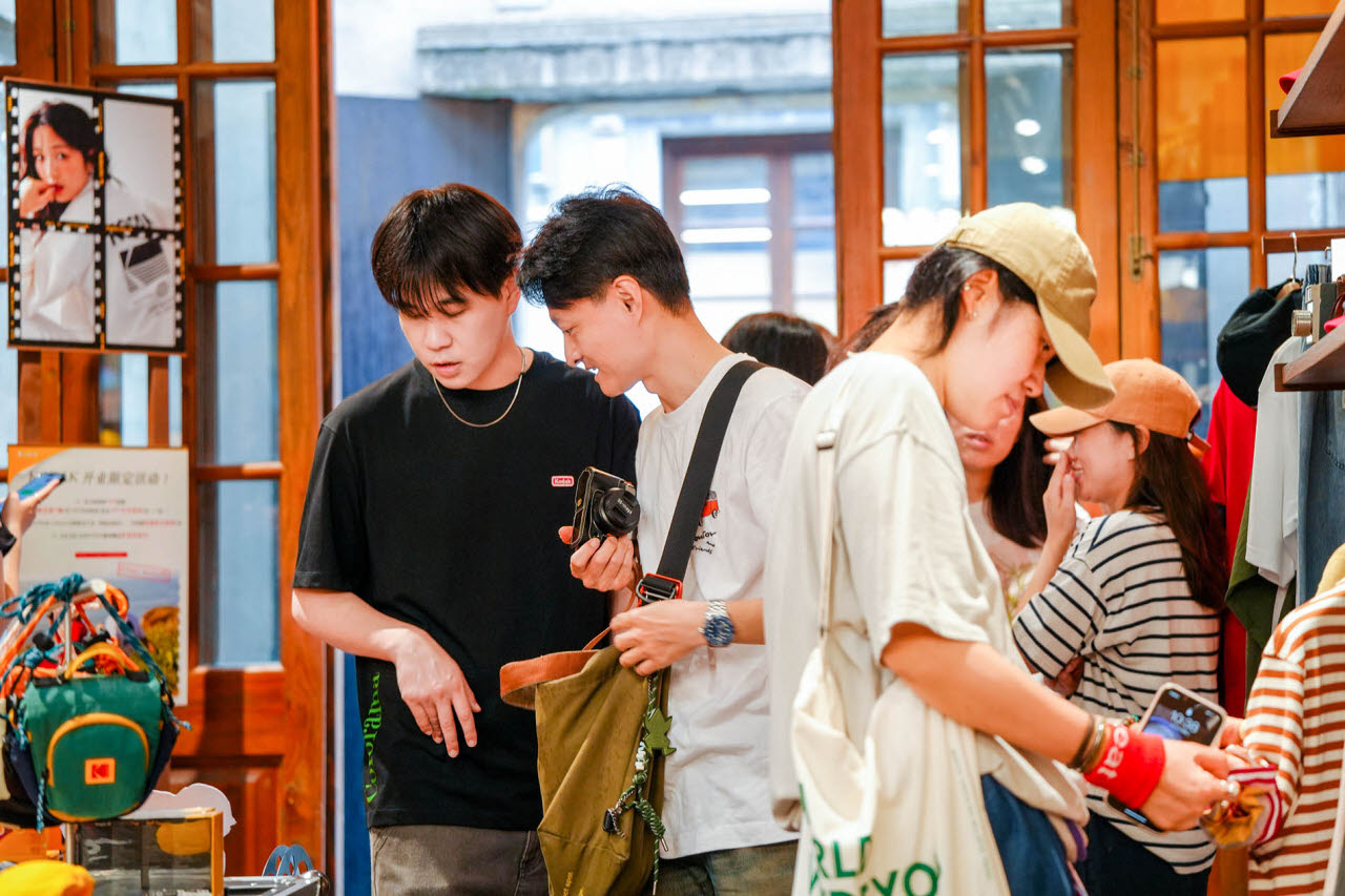 중국 상하이에서 운영 중인 코닥어패럴 매장을 찾은 현지 소비자들이 제품을 살펴보고 있다. (사진=하이라이트브랜즈)
