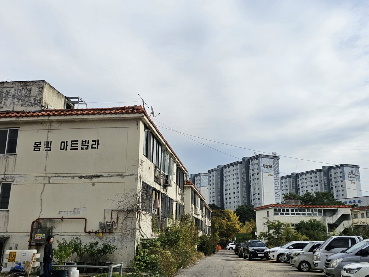 29일 김포시 고촌읍 풍곡리의 한 빌라 뒤로 아파트가 보이고 있다.(사진=김은경 기자)