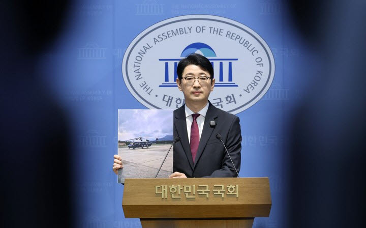 주진우 국민의힘 의원이 29일 국회 소통관에서 기자회견을 열고 이재명 대통령의 2025년 8월 여름휴가 당시 헬기 이용 및 골프 의혹을 제기하며 관련 사진을 들어 보이고 있다. (사진=연합뉴스)