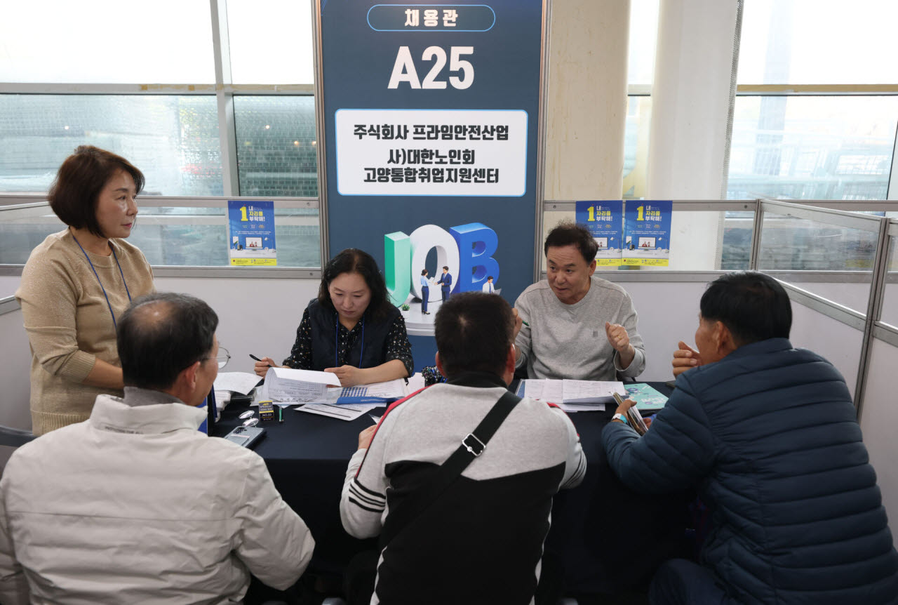 29일 경기도 고양시 고양꽃전시관에서 '2026 고양시 중장년 일자리박람회'에 참석한 구직자들이 면접을 보고 있다.