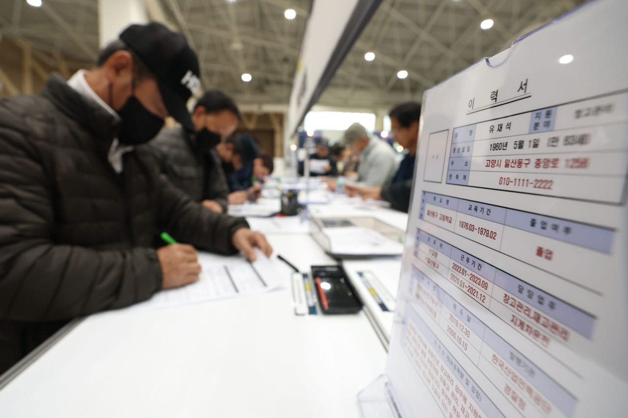 29일 경기도 고양시 고양꽃전시관에서 '2026 고양시 중장년 일자리박람회'에 참석한 구직자들이 이력서를 작성하고 있다.