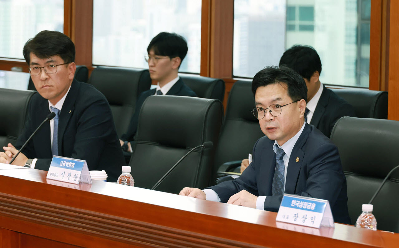 신진창 금융위원회 부위원장이 29일 서울 여의도 금융투자협회 대회의실에서 개최한 '제2차 국민참여성장펀드 운용사 간담회'에서 투자운용을 담당할 10개 자펀드 운용사의 운용전략을 청취하고 향후 관리방안을 논의했다.(사진=금융위원회)