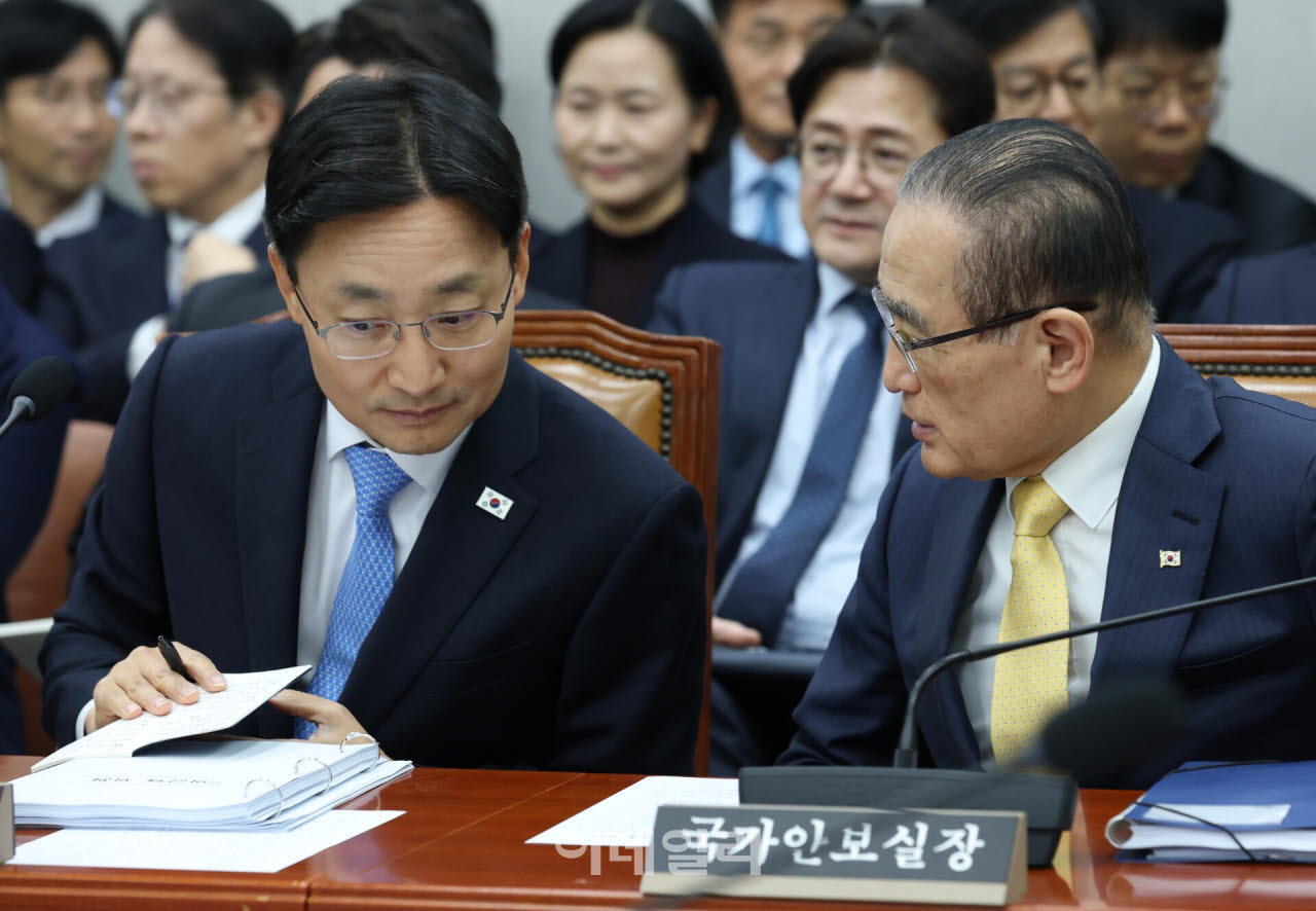 [포토]국정감사, '대화하는 임광현-위성락'