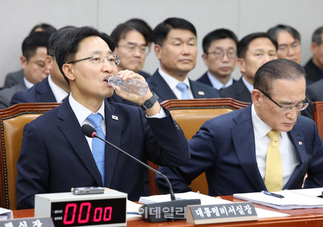 [포토]국정감사, '물 마시는 임광현 비서실장'