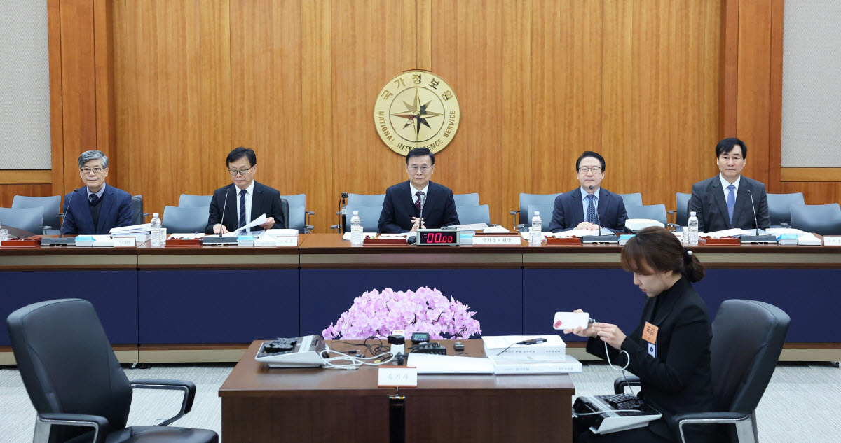 29일 국가정보원 청사에서 열린 국회 정보위의 국정원에 대한 국정감사에 김희수 기조실장(왼쪽부터), 이동수 1차장, 이종석 국정원장, 김호홍 2차장, 김창섭 3차장이 출석해 있다.(사진=연합뉴스)