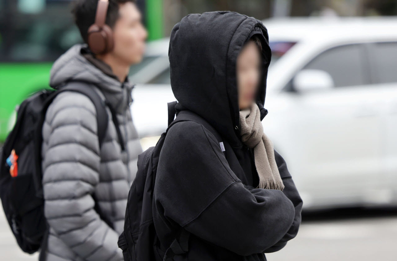 서울 아침 최저기온이 5도로 쌀쌀한 날씨를 보인 29일 오전 서울 종로구 광화문 사거리에서 시민들이 출근길 발걸음을 재촉하고 있다. (사진=뉴시스)