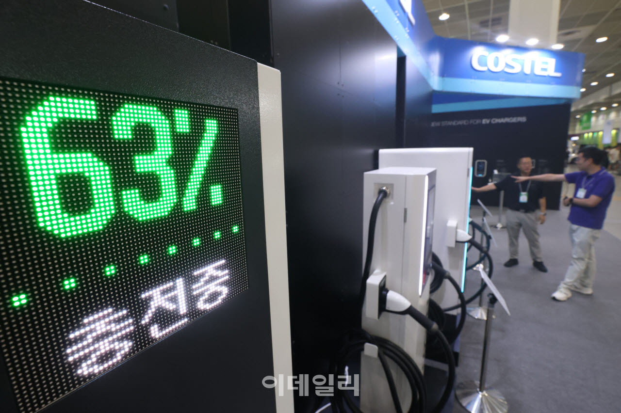 지난 8월 25일 서울 강남구 코엑스에서 열린 ‘EV트렌드코리아 2026’과 ‘2026 자율주행모빌리티산업전(AME 2026)’에 참가한 시민들이 관련 전시품들을 둘러보고 있다. (사진=이영훈 기자)