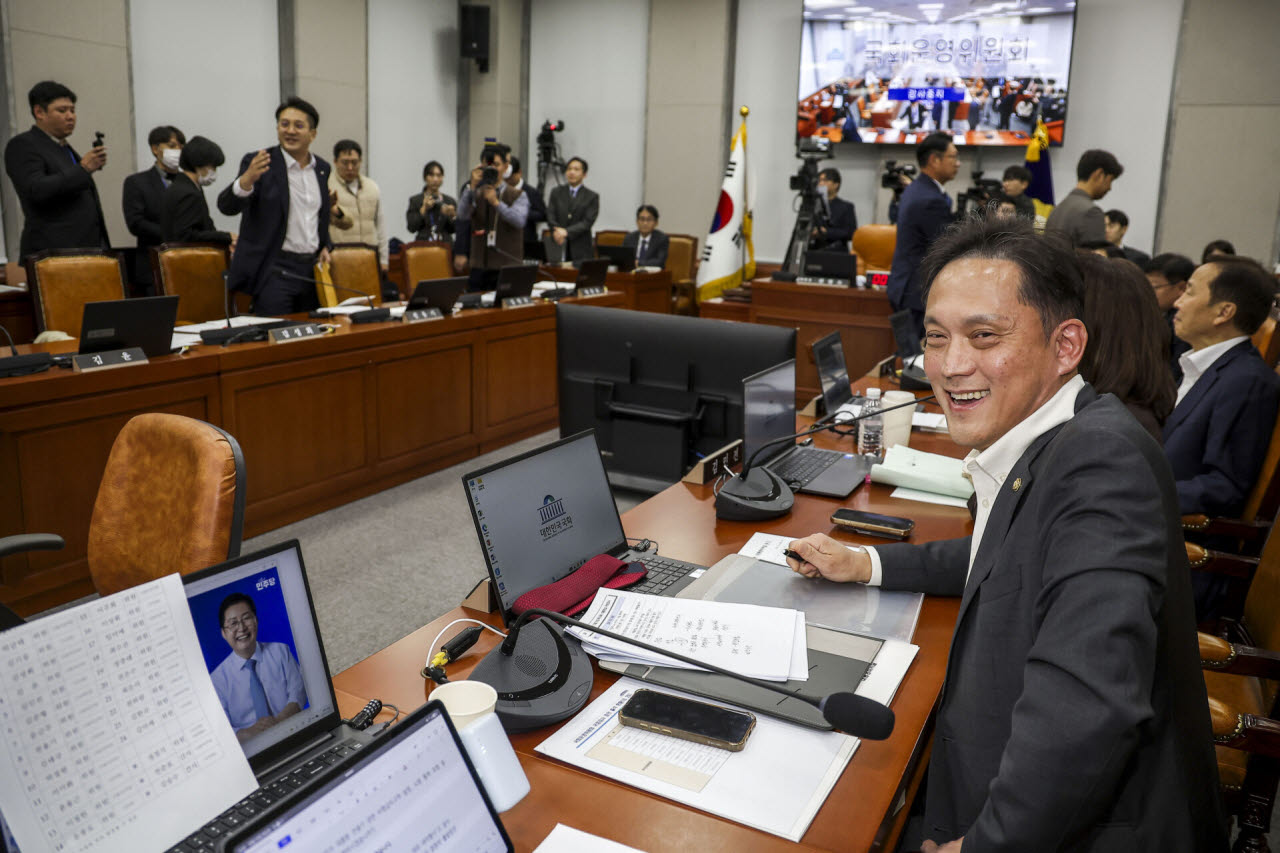 김태규 국민의힘 의원의 운영위원직 사임과 관련해 29일 서울 여의도 국회에서 열린 운영위원회의 대통령비서실 등에 대한 국정감사가 정회된 가운데 더불어민주당 소속 운영위원들이 회의장을 나가며 언쟁을 벌이고 있다. (사진=뉴시스)