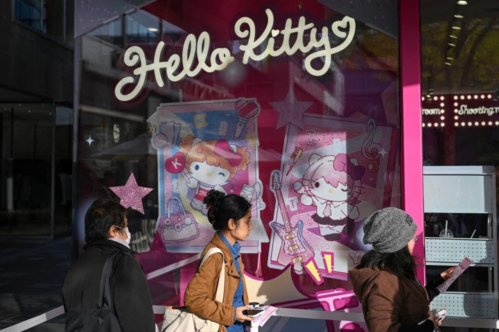 베이징에 위치한 헬로 키티 매장 앞을 지나가는 행인들. (사진=AFP)