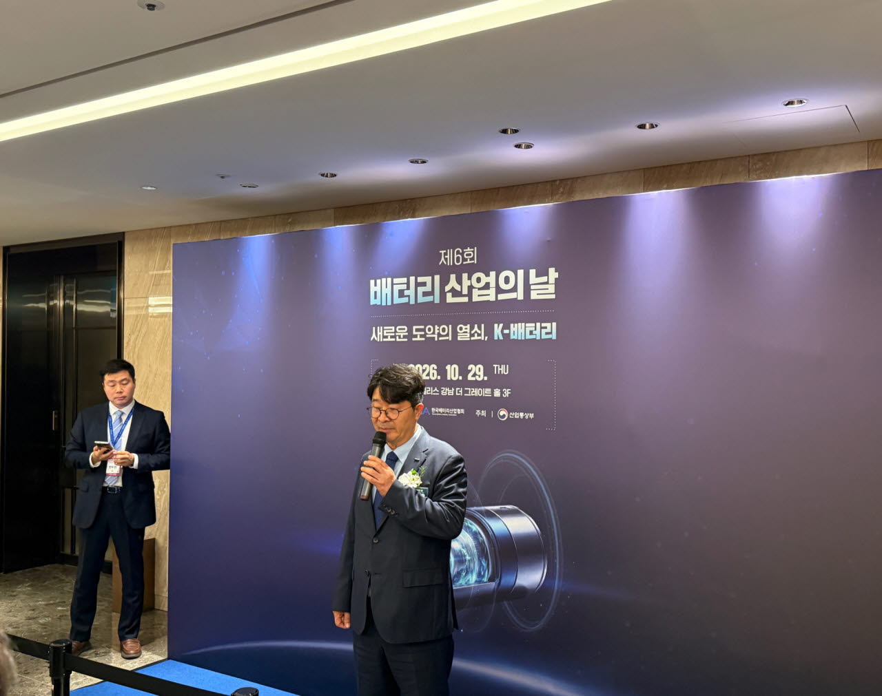 엄기천 한국배터리산업협회 회장(포스코퓨처엠 대표이사)이 29일 서울 강남구 조선팰리스 호텔에서 열린 '제6회 배터리 산업의 날' 기념식에서 취재진의 물음에 답하고 있다. (사진=최오현 기자)