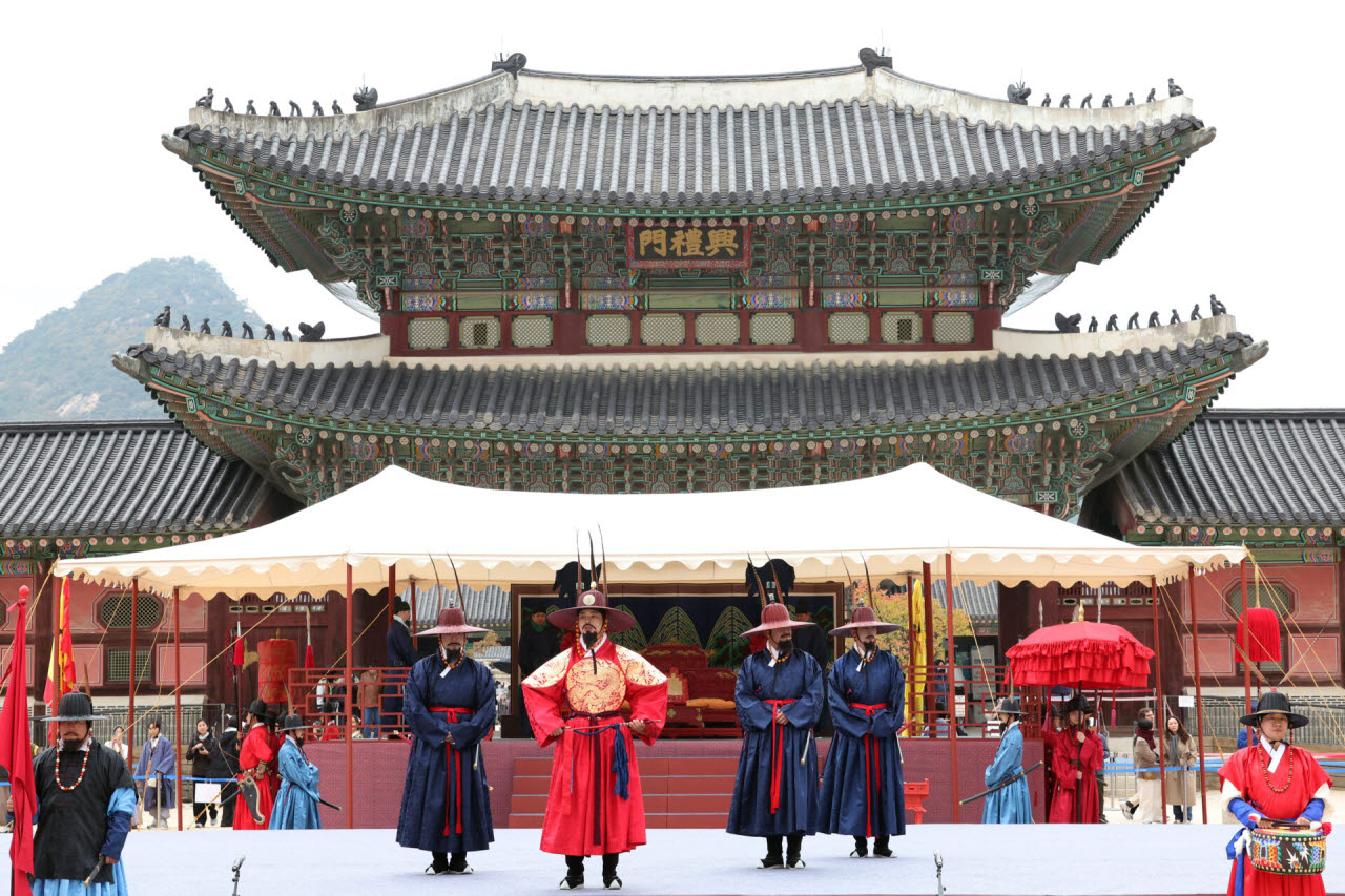 국가유산청 궁능유적본부와 국가유산진흥원 29일 서울 종로구 경복궁 흥례문 광장에서 '궁궐 호위군 사열의식 첩종(疊鐘)' 행사를 진행하고 있다. (사진=뉴시스)