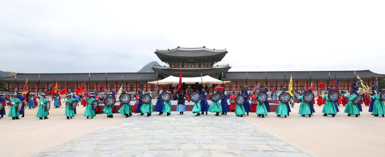 국가유산청 궁능유적본부와 국가유산진흥원 29일 서울 종로구 경복궁 흥례문 광장에서 '궁궐 호위군 사열의식 첩종(疊鐘)' 행사를 진행하고 있다. (사진=뉴시스)