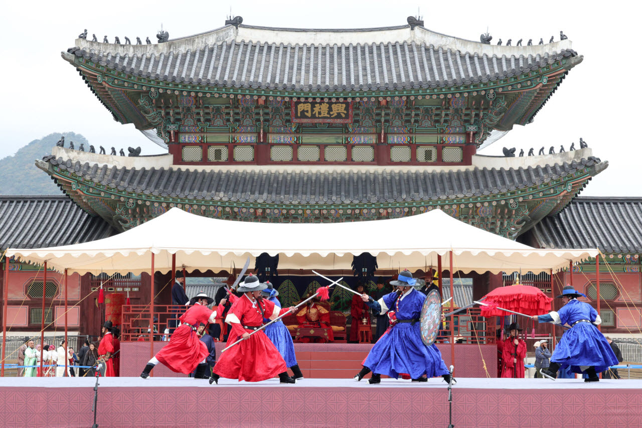 국가유산청 궁능유적본부와 국가유산진흥원 29일 서울 종로구 경복궁 흥례문 광장에서 '궁궐 호위군 사열의식 첩종(疊鐘)' 행사를 진행하고 있다. (사진=뉴시스)