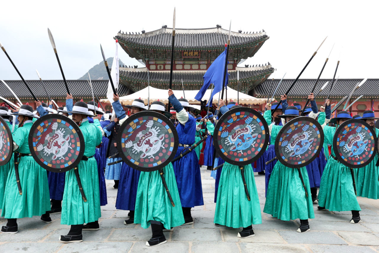 국가유산청 궁능유적본부와 국가유산진흥원 29일 서울 종로구 경복궁 흥례문 광장에서 '궁궐 호위군 사열의식 첩종(疊鐘)' 행사를 진행하고 있다. (사진=뉴시스)