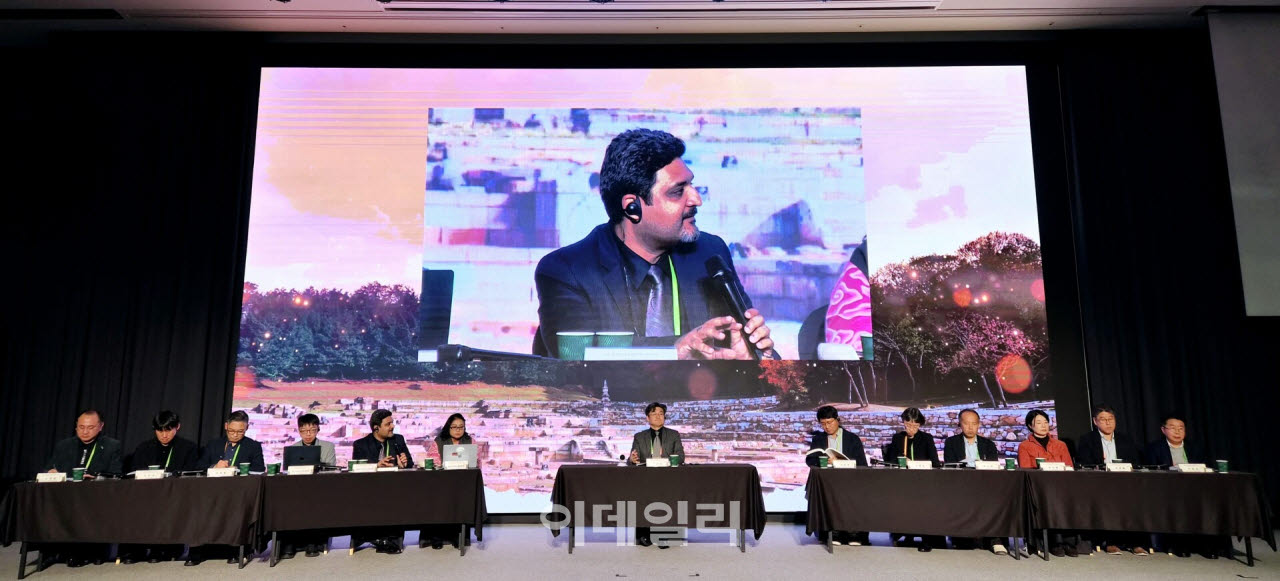 학술대회 참가자들이 양주 회암사지의 유네스코 세계유산 등재를 위해 필요한 것들에 대한 의견을 나누고 있다.(사진=정재훈기자)