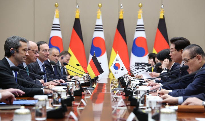 이재명 대통령이 29일 청와대에서 프리드리히 메르츠 독일 총리와 확대 정상회담을 하고 있다. (사진=연합뉴스)